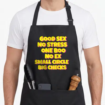 Tablier de cuisine noir avec inscription Good Sex No Stress One Boo en lettres jaunes et roses vives.