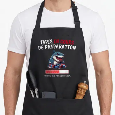 Tablier de cuisine noir avec un requin jouant au poker et une barre de chargement rouge.