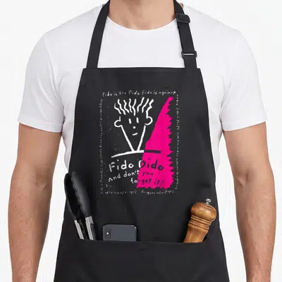 Tablier de cuisine noir avec illustration blanche de Fido Dido, triangle rose vif et texte « Fido Dido And don't you forget it ».