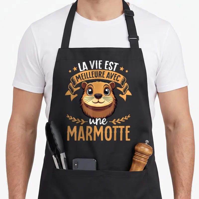 Tablier de cuisine noir avec illustration de marmotte et texte La vie est meilleure avec une marmotte en orange et blanc.
