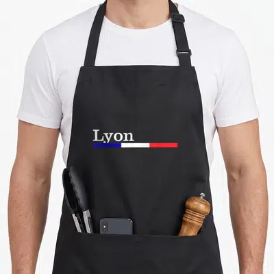 Tablier de cuisine noir avec le mot Lyon et une bande horizontale aux couleurs bleu blanc rouge.