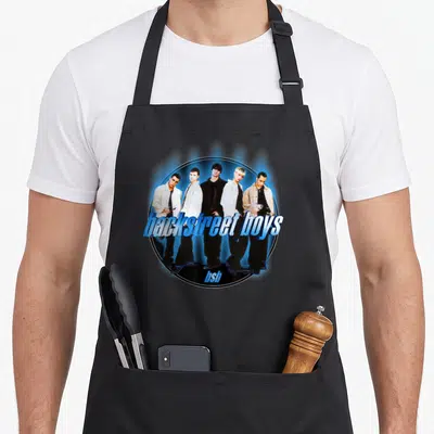 Tablier de cuisine noir avec une illustration circulaire des Backstreet Boys et le texte backstreet boys en lettres bleues stylisées.