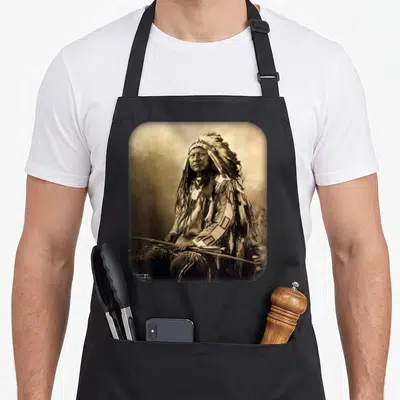 Tablier de cuisine noir avec portrait sépia d'un chef amérindien coiffé d'une plume et tenant des flèches.