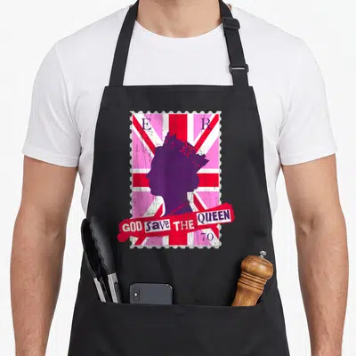 Tablier de cuisine noir avec motif timbre postal rose, silhouette reine et texte God Save the Queen 70.