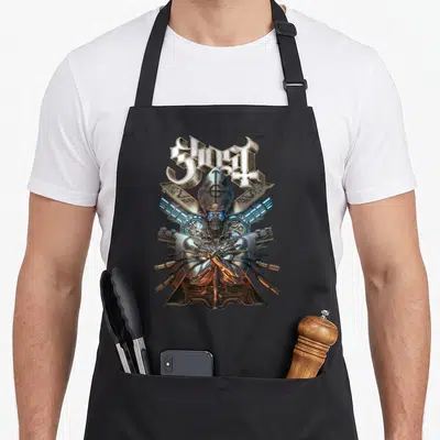 Tablier de cuisine noir avec illustration d'un crâne mécanisé portant un bonnet pontifical et des armes rayonnant autour du buste.