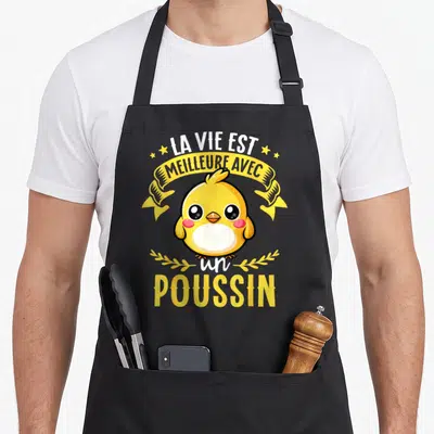 Tablier de cuisine noir avec illustration d'un poussin jaune et texte La vie est meilleure avec un poussin.