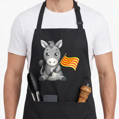 Tablier de cuisine noir avec un âne gris tenant une flamme à bandes rouges et jaunes.