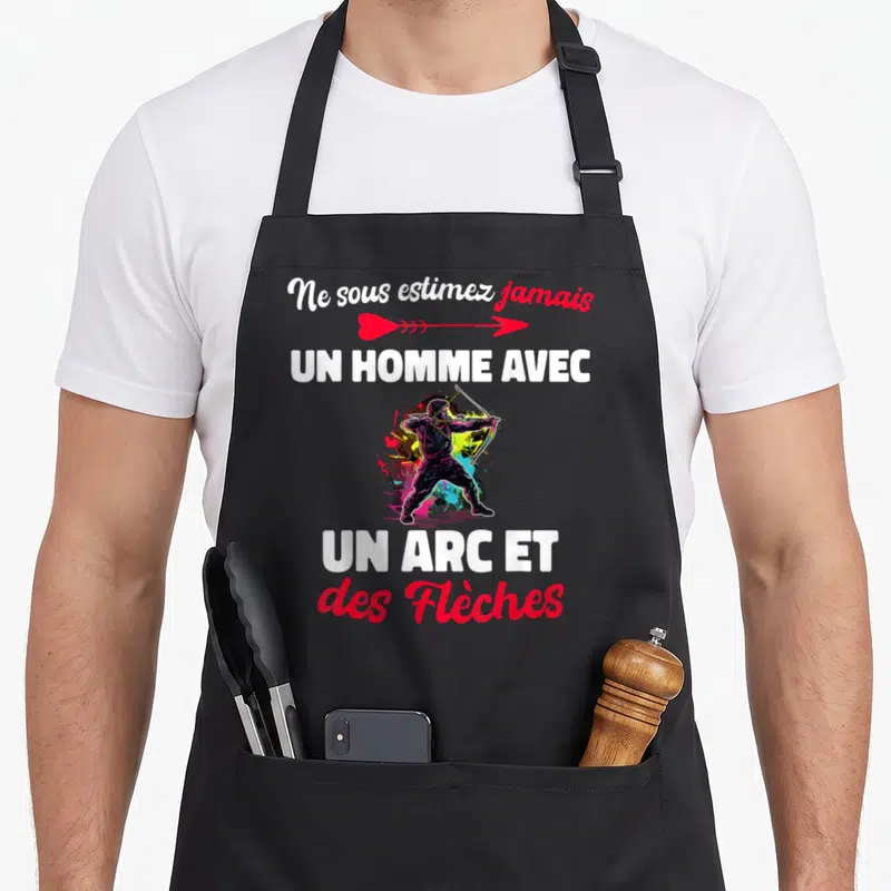 Tablier de cuisine noir avec illustration d'un archer tirant une flèche et texte blanc et rouge sur fond uni.