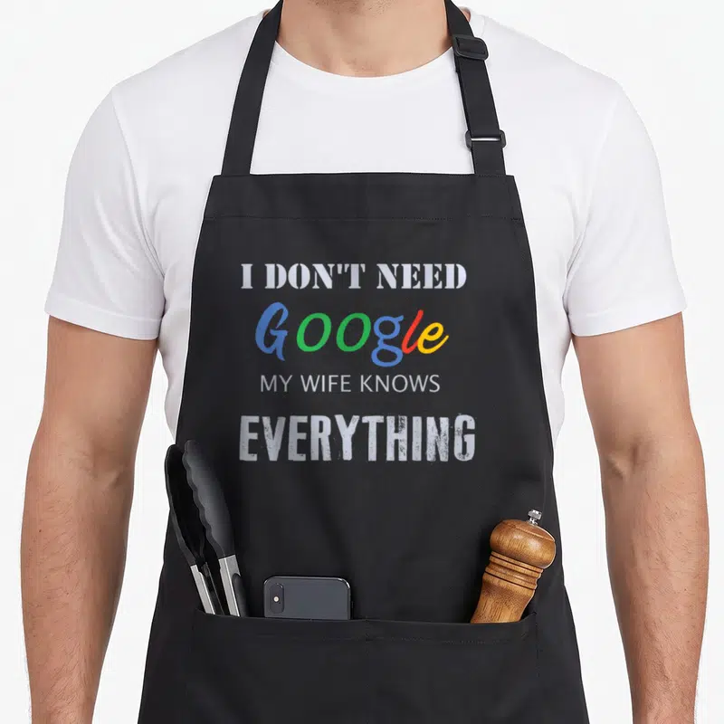 Tablier de cuisine noir avec l'inscription I don't need Google my wife knows everything en lettres colorées et blanches.
