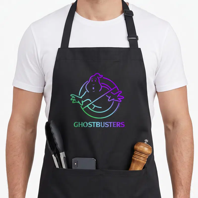 Tablier de cuisine noir avec le logo Ghostbusters Cool Ombre en dégradé violet et vert.