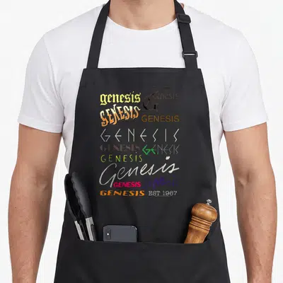 Tablier de cuisine noir avec une composition de logos Genesis variant les typographies et couleurs depuis 1967.