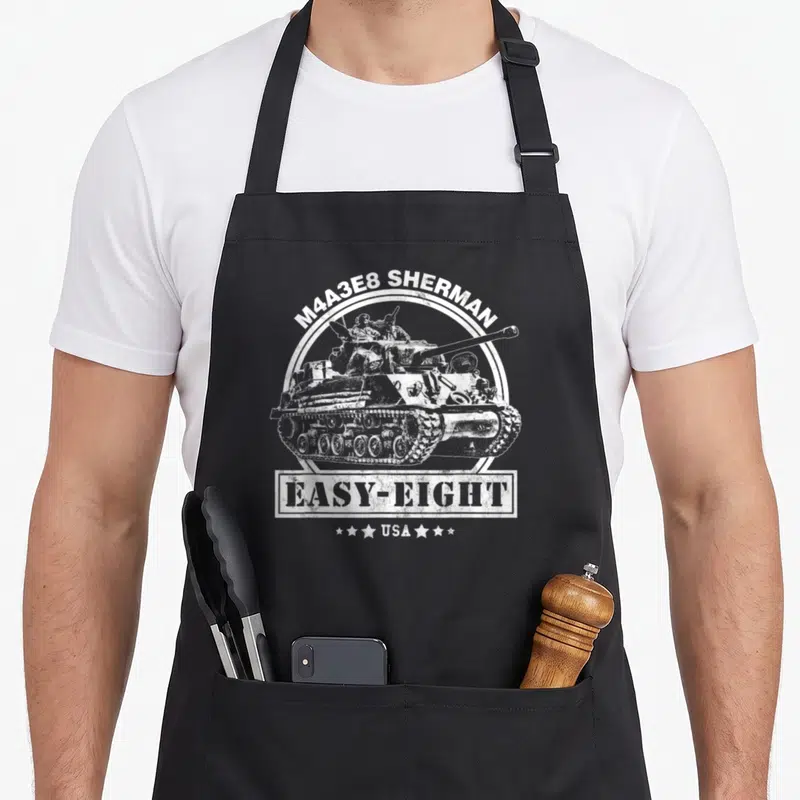 Tablier de cuisine noir avec illustration blanche d'un char M4A3E8 Sherman Easy Eight et texte vintage.
