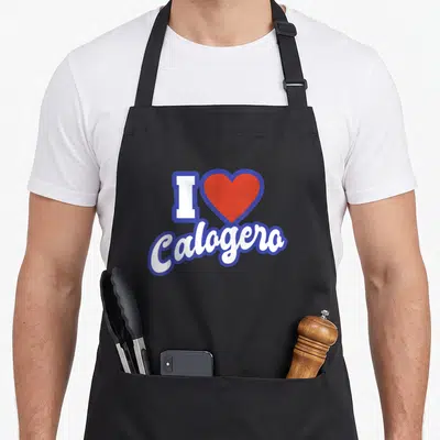Tablier de cuisine noir avec un motif J'aime Calogero incluant un cœur rouge et du texte blanc à contour bleu.