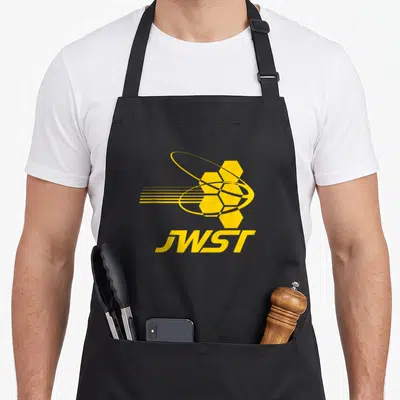 Tablier de cuisine noir avec logo JWST jaune représentant le télescope spatial et ses miroirs hexagonaux stylisés.