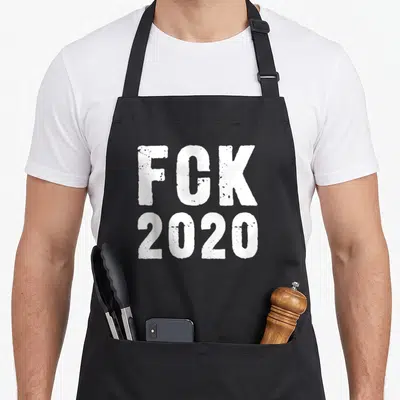Tablier de cuisine noir avec l'inscription blanche FCK 2020 en lettres capitales au style érodé et texturé.