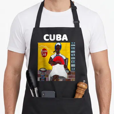 Tablier de cuisine noir avec illustration d'une femme cubaine fumant un cigare devant un mur jaune.