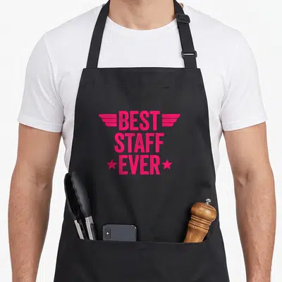 Tablier de cuisine noir avec inscription rose vif best staff ever et ailes stylisées