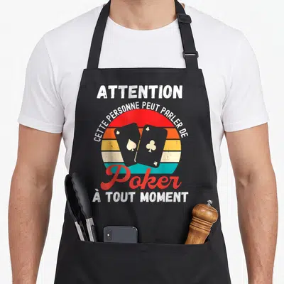 Tablier de cuisine noir avec motif retro affichant deux cartes à jouer devant un soleil multicolore et du texte humoristique sur le poker.