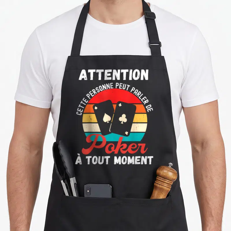Tablier de cuisine noir avec motif retro affichant deux cartes à jouer devant un soleil multicolore et du texte humoristique sur le poker.
