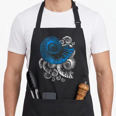 Tablier de cuisine noir avec illustration de fossiles d'ammonite bleus et blancs de styles gravure scientifique.