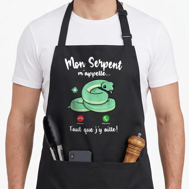 Tablier de cuisine noir avec un serpent vert enroulé et les mots Refuser Répondre Faut que j'y aille imprimés en blanc.