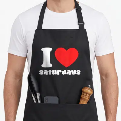 Tablier de cuisine noir avec un grand cœur rouge, la lettre I blanche et le mot saturdays en bas.