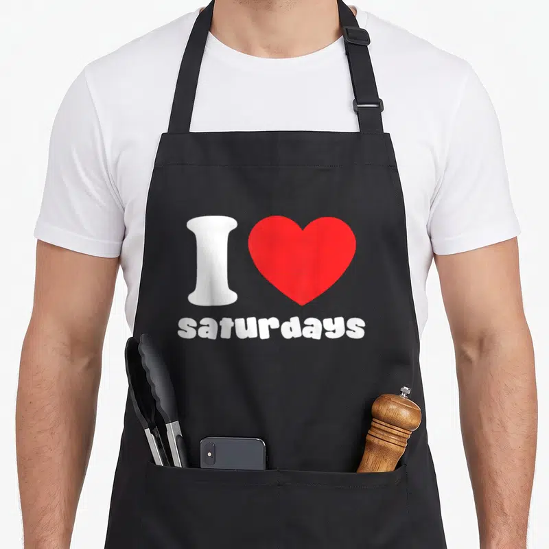 Tablier de cuisine noir avec un grand cœur rouge, la lettre I blanche et le mot saturdays en bas.