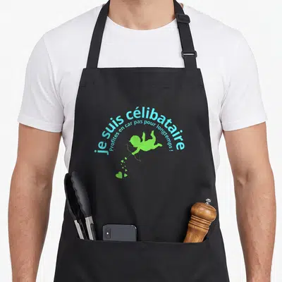 Tablier de cuisine noir avec une inscription bleue et un Cupidon vert tirant des flèches aux formes de cœurs.