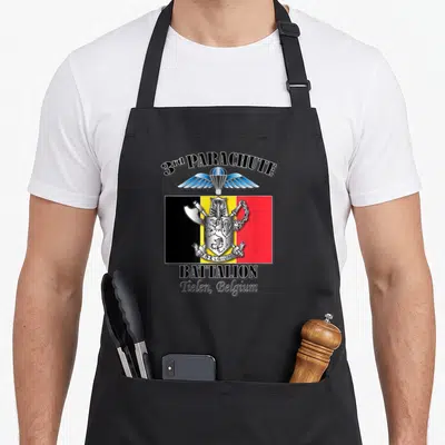 Tablier de cuisine noir avec le logo du 3rd Parachute Battalion et la drapeau belge sur le devant.