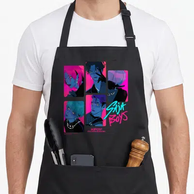 Tablier de cuisine noir avec cinq portraits stylisés de personnages aux cheveux colorés et le logo Saja Boys en lettres néon.
