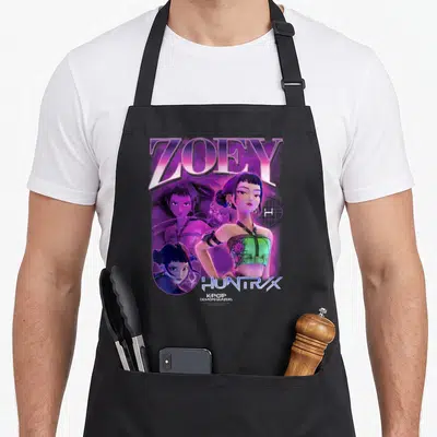 Tablier de cuisine noir avec illustration colorée de Zoey et les textes Zoey Huntrx Kpop Demon Hunters imprimés au centre.