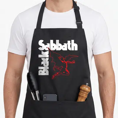 Tablier de cuisine noir avec le logo White Black Sabbath et une créature ailée rouge en contour sur le devant.