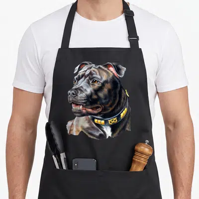 Tablier de cuisine noir avec portrait réaliste d'American Staffordshire Bull Terrier portant un collier doré.