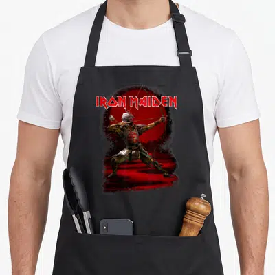 Tablier de cuisine noir avec Eddie Red Archer samouraï et logo Iron Maiden rouge.