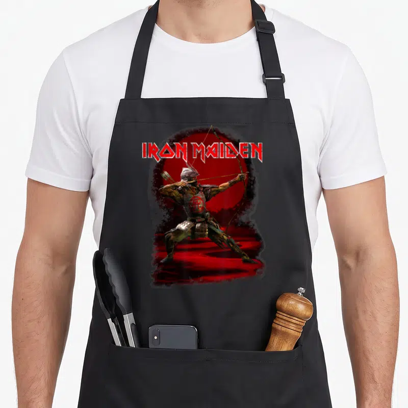 Tablier de cuisine noir avec Eddie Red Archer samouraï et logo Iron Maiden rouge.