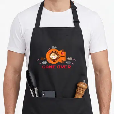 Tablier de cuisine noir avec Kenny pixelisé, rats colorés et texte rouge Game Over au centre.