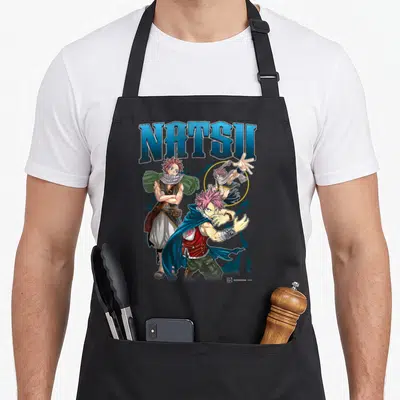 Tablier de cuisine noir avec illustration de Natsu Dragneel en trois poses et texte Natsu en bleu.