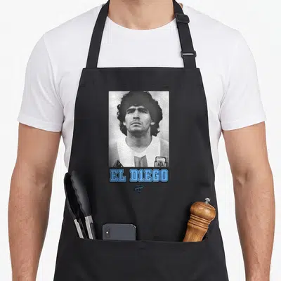 Tablier de cuisine noir avec portrait artistique d'El Diego Maradona et inscription EL D1EGO en lettres bleues et blanches.
