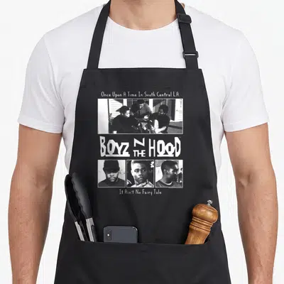 Tablier de cuisine noir avec une illustration en noir et blanc représentant quatre personnages et le titre Boyz n The Hood au centre.
