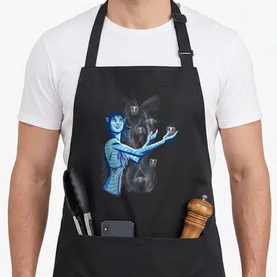 Tablier de cuisine noir avec une illustration de Kiri aux mains tendues vers des entités lumineuses flottantes.