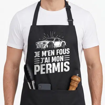Tablier de cuisine noir avec illustration de voiture muscle et texte blanc Je m'en fous j'ai mon permis