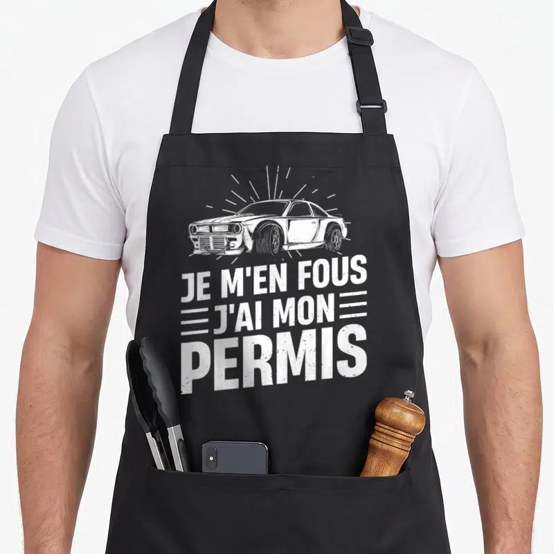 Tablier de cuisine noir avec illustration de voiture muscle et texte blanc Je m'en fous j'ai mon permis