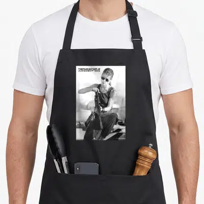 Tablier de cuisine noir avec une illustration en noir et blanc de Sarah Connor tenant un fusil.