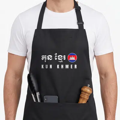 Tablier de cuisine noir avec inscription KUN KHMER, écriture khmère et drapeau du Cambodge en cercle.