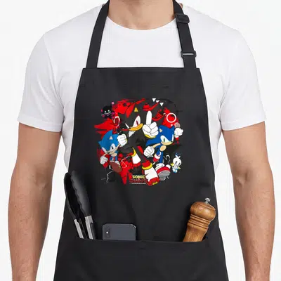 Tablier de cuisine noir avec une illustration colorée de Sonic, Shadow et des éléments graphiques rouges et noirs.