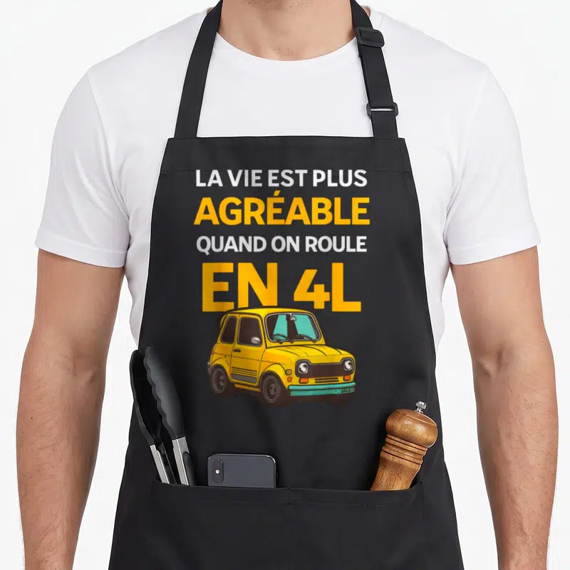 Tablier de cuisine noir avec une Renault 4L jaune et le texte La vie est plus agréable quand on roule en 4L