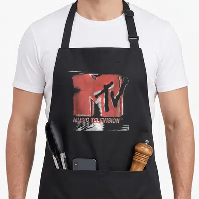 Tablier de cuisine noir avec le logo MTV Music Television en rouge délavé et effet ondulé blanc sur fond gris.