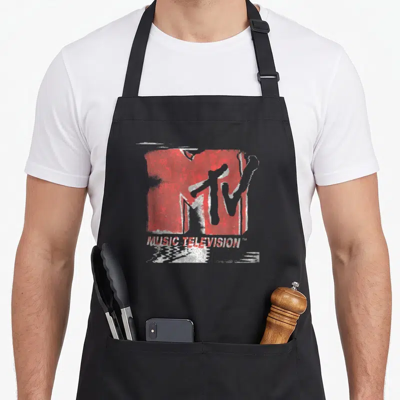 Tablier de cuisine noir avec le logo MTV Music Television en rouge délavé et effet ondulé blanc sur fond gris.