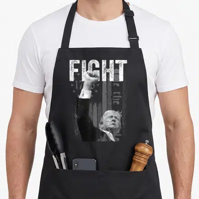 Tablier de cuisine noir avec illustration d'un poing levé et du texte FIGHT en blanc.