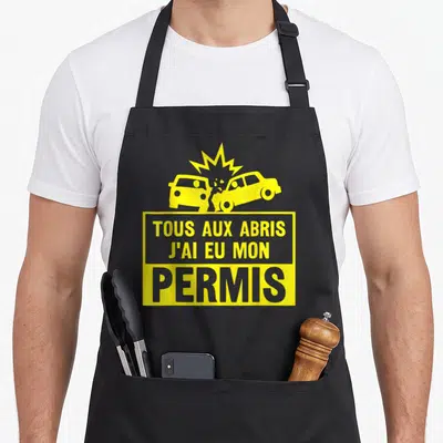 Tablier de cuisine noir avec inscription jaune Tous aux abris j'ai eu mon permis et deux voitures en collision.